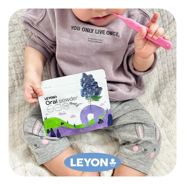 他の投稿も見る👉...@leyon.official 
LEYON【オーラルパウダー】を実際に使っている様子をご紹介！

お子様の歯磨き嫌いでパパ・ママもお困りではないですか？
 「味が嫌！」「口をゆすぐのが苦手」「歯磨き粉つけたくない」 などお子様の嫌がっているお悩みを抱えているかと思います💦

☆∴..∴..∴..∴..∴..∴..∴..∴..∴..∴..∴..∴..∴..∴..∴☆
♡ 楽しい歯磨きタイムを🪥 オーラルパウダー🍇 @leyon.official 
虫歯から守るサポート成分を 詰め込みながらも食品なので 飲み込んでも問題無し◎
食べられるように設計したことで 20種の無添加を実現。
歯磨き後のうがいができない子や 水がなくてうがいができない時にも 使いやすい歯磨き粉です👶
子どもたちの大好きなブドウ味なので 喜んで歯磨きしてた♡
#PR @leyon.official #レヨンオーラルパウダー #leyon #マイレヨンベビー #子どもの歯磨き #虫歯予防 #歯磨きデビュー #歯磨きトレーニング
☆∴..∴..∴..∴..∴..∴..∴..∴..∴..∴..∴..∴..∴..∴..∴☆

歯磨き嫌いの子も楽しそうに歯磨きをしていますね～😁🪥

ぜひ！【オーラルパウダー】をお試しください🍇🦷

ーーーーーーーーーーーーーーーーーーーー

LEYON公式インスタグラムでは
アイテムやお得情報・子育てについてのコラムを更新中！

check!▷▶@leyon.official
プロフィールから商品詳細ページが確認できます👆

気になる投稿は保存で後からチェック✅
フォロー・いいねお待ちしております💕
ーーーーーーーーーーーーーーーーーーーー
#レヨンオーラルパウダー
#歯磨き #歯磨き粉 #歯磨きデビュー #歯磨きトレーニング #歯磨きタイム #歯磨き嫌い #子どもの歯磨き #虫歯予防