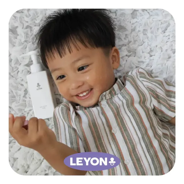 .
ミルクローションを実際に使っている様子をご紹介📺
.
・
【 LEYON ミルクローション 】

ベビー用ミルクローション🧴
赤ちゃんの繊細な肌に欠かせない保湿剤
ナチュラルな成分にこだわり、アレルゲンフリー、
10種の無添加を実現✨
ローションとオイルのいいとこどりのW保湿機能で、
赤ちゃんの肌を優しくたっぷり保湿します☺️

伸びが良くて塗った後はしっとり♪
ポンプ式になってるから使いやすい！

気になる方はぜひチェックしてみてね☝️
・
・
・
#PR @leyon.official #レヨンミルクローション #leyon #マイレヨンベビー #ベビーオイル #赤ちゃんの保湿 #W保湿 #ミルクローション
・
・
・

♡⌒*:ﾟ⌒*:ﾟ⌒*:ﾟ⌒*:ﾟ⌒*:ﾟ⌒*:ﾟ♡
＠shi_kun45さま
素敵なご投稿ありがとうございました＾＾

♡⌒*:ﾟ⌒*:ﾟ⌒*:ﾟ⌒*:ﾟ⌒*:ﾟ⌒*:ﾟ♡

꧁————————————————꧂

LEYON公式インスタグラムでは
アイテムやお得情報・子育てについてのコラムを更新中！

check!▷▶@leyon.official
プロフィールから商品詳細ページが確認できます👆

気になる投稿は保存で後からチェック✅
フォロー・いいねお待ちしております💕
꧁————————————————꧂

#レヨンミルクローション
#ベビースキンケア #ベビーローション #ベビー用品 #ベビー保湿 #赤ちゃんの保湿#LEYON #レヨン #マイレヨンベビー #子どものいる暮らし #子どものいる生活 #育児 #育児中 #育児奮闘中 #育児ママ #育児パパ #育児の悩み #育児を楽しむ #育児グッズ #ベビーグッズ